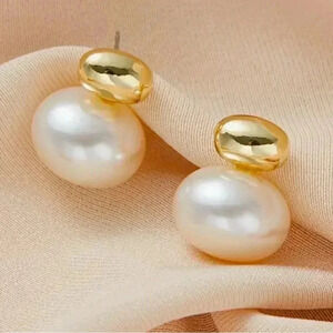 Simple Elliptical Pearl Imitation Stud Earrings